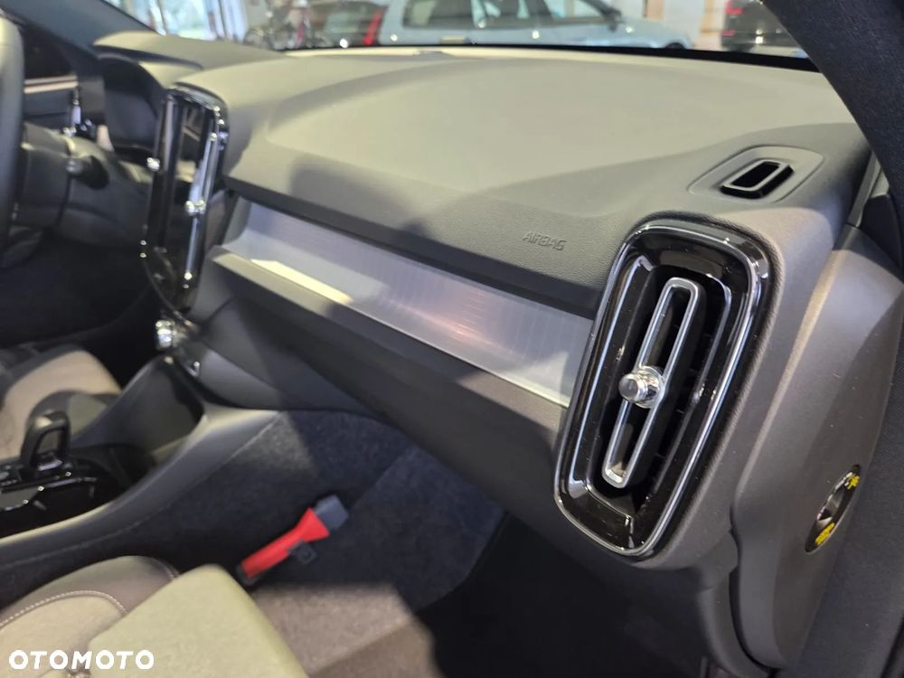 Volvo XC 40 B4 Plus Black Edition - 28