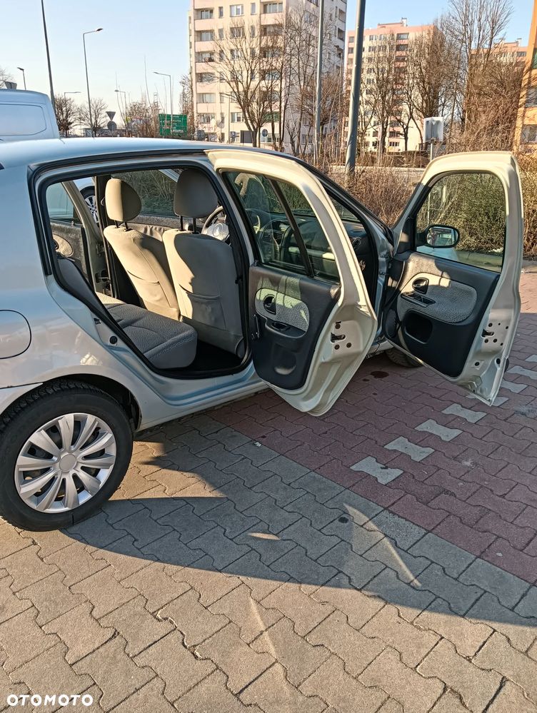 Renault Clio 1.2 16V Alize - 10
