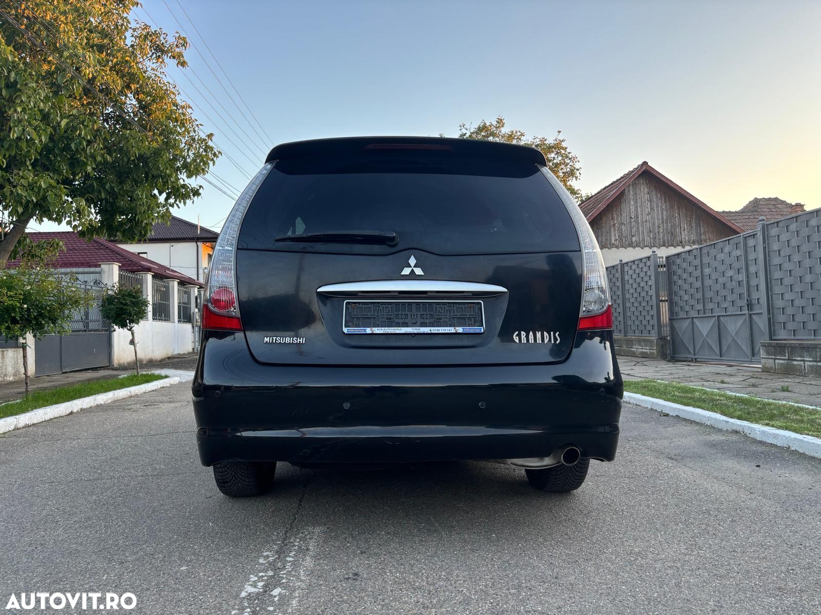 Mitsubishi Grandis 2.0 DI-D 7-Sitzer Intense - 4