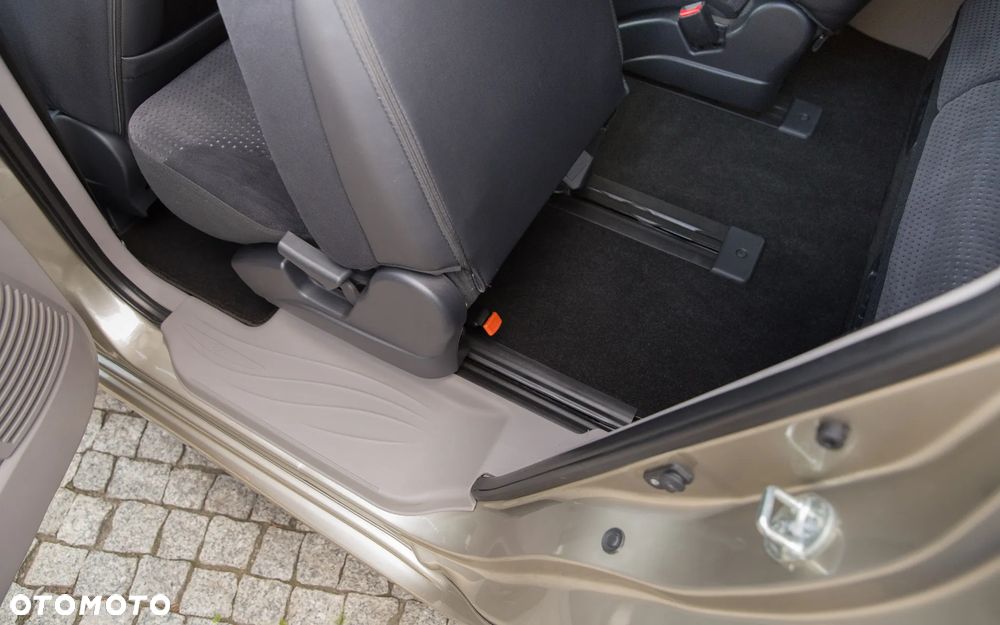 Mitsubishi Grandis 2.4 Intense - 34