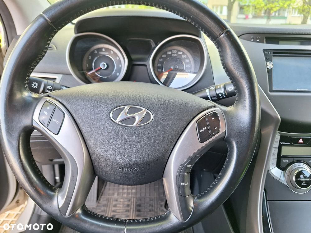 Hyundai Elantra 1.6 Comfort - 12