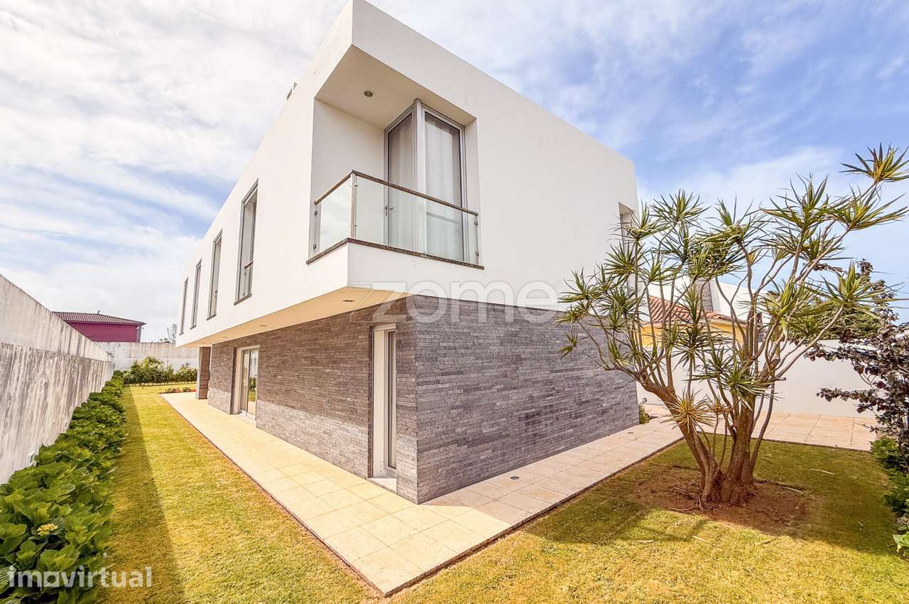 Moradia T4 com garagem, entrada lateral e jardim em Pico da Pedra - Grande imagem: 4/60