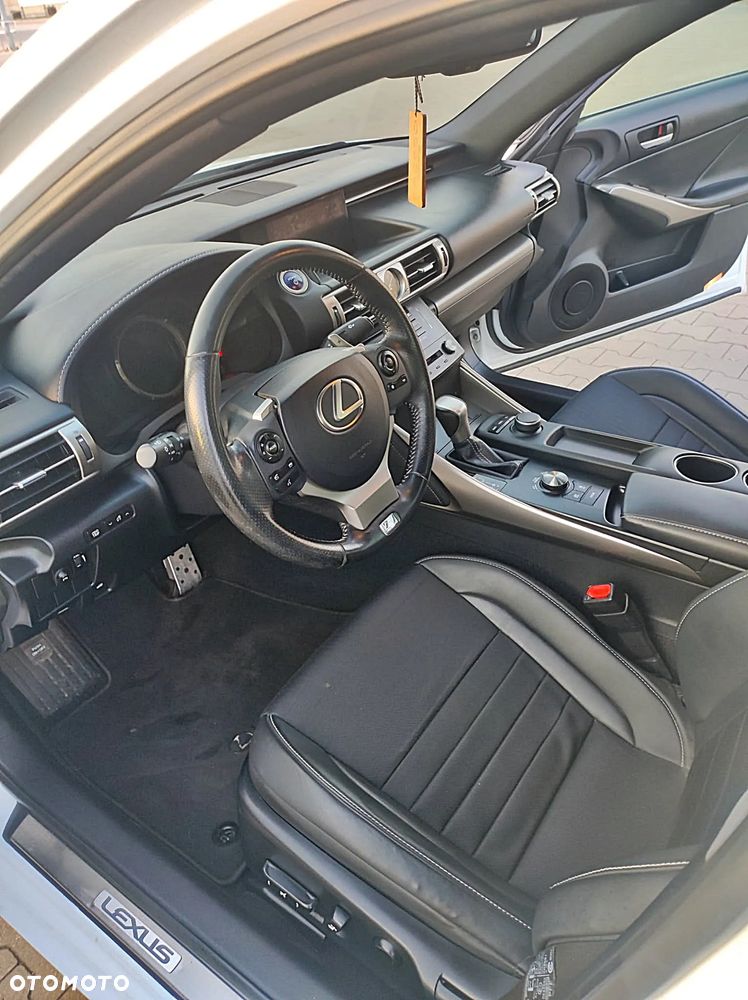 Lexus IS 300h F Sport - 11