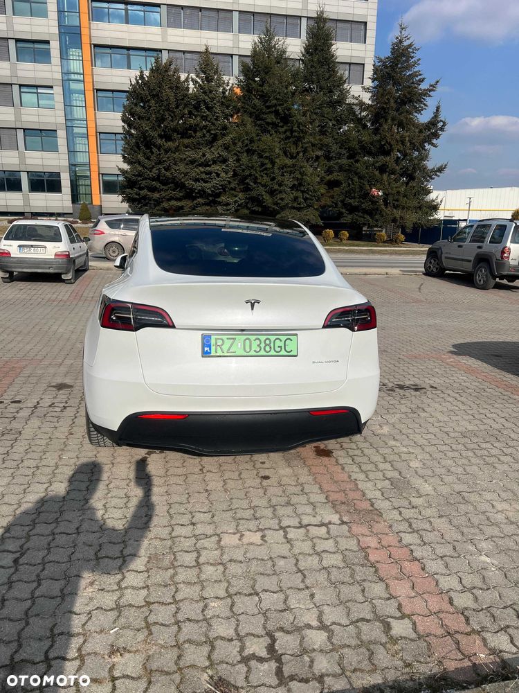 Tesla Model Y - 5