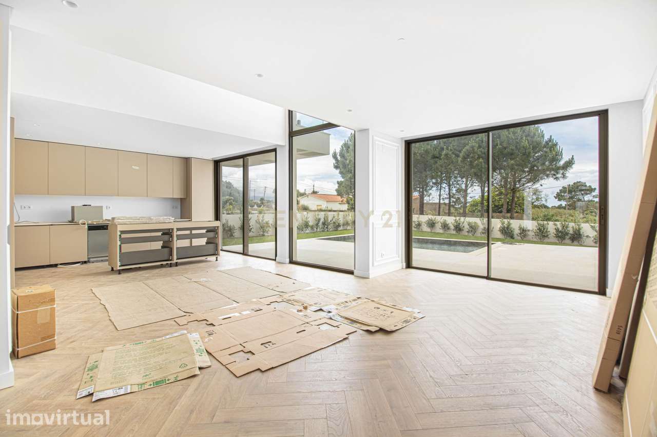 Moradia T4 em Fontanelas | Nova Construção com Piscina - Grande imagem: 4/33