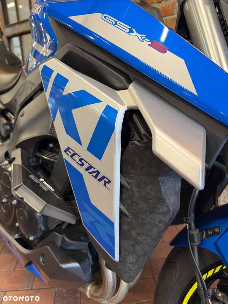 Suzuki GSX - 17