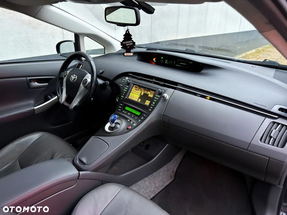 Toyota Prius (Hybrid) Executive - 12