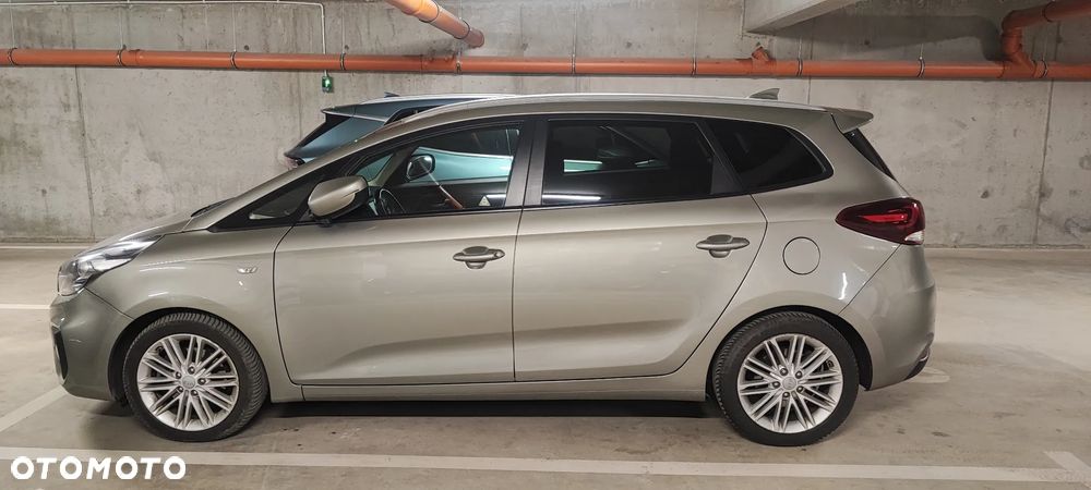 Kia Carens - 5