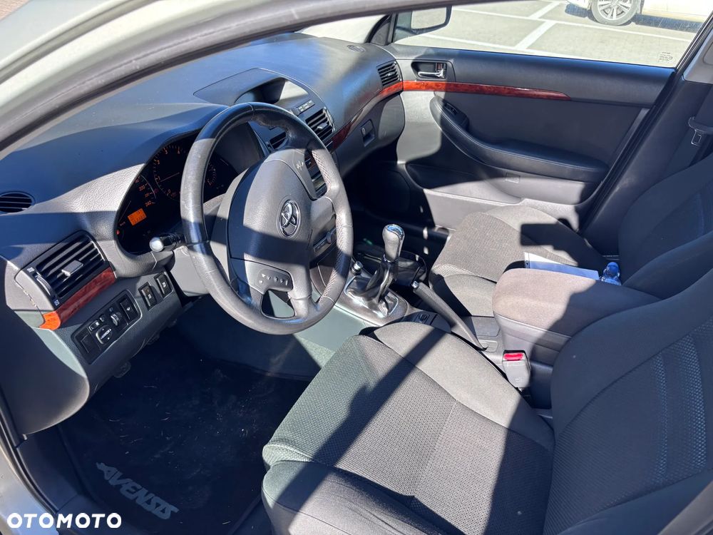 Toyota Avensis 2.0 D-4D High - 9