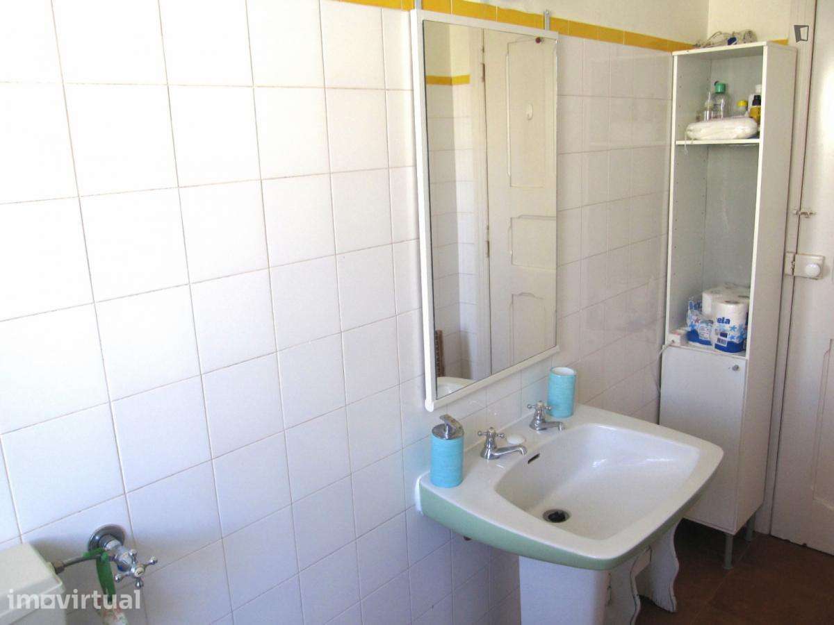 Quarto - localizado em Anjos Lisbon - Grande imagem: 5/23