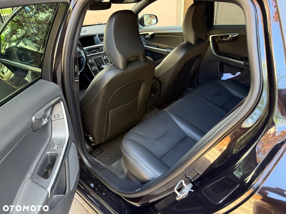 Volvo V60 D6 AWD Plug-in Hybrid Momentum - 8