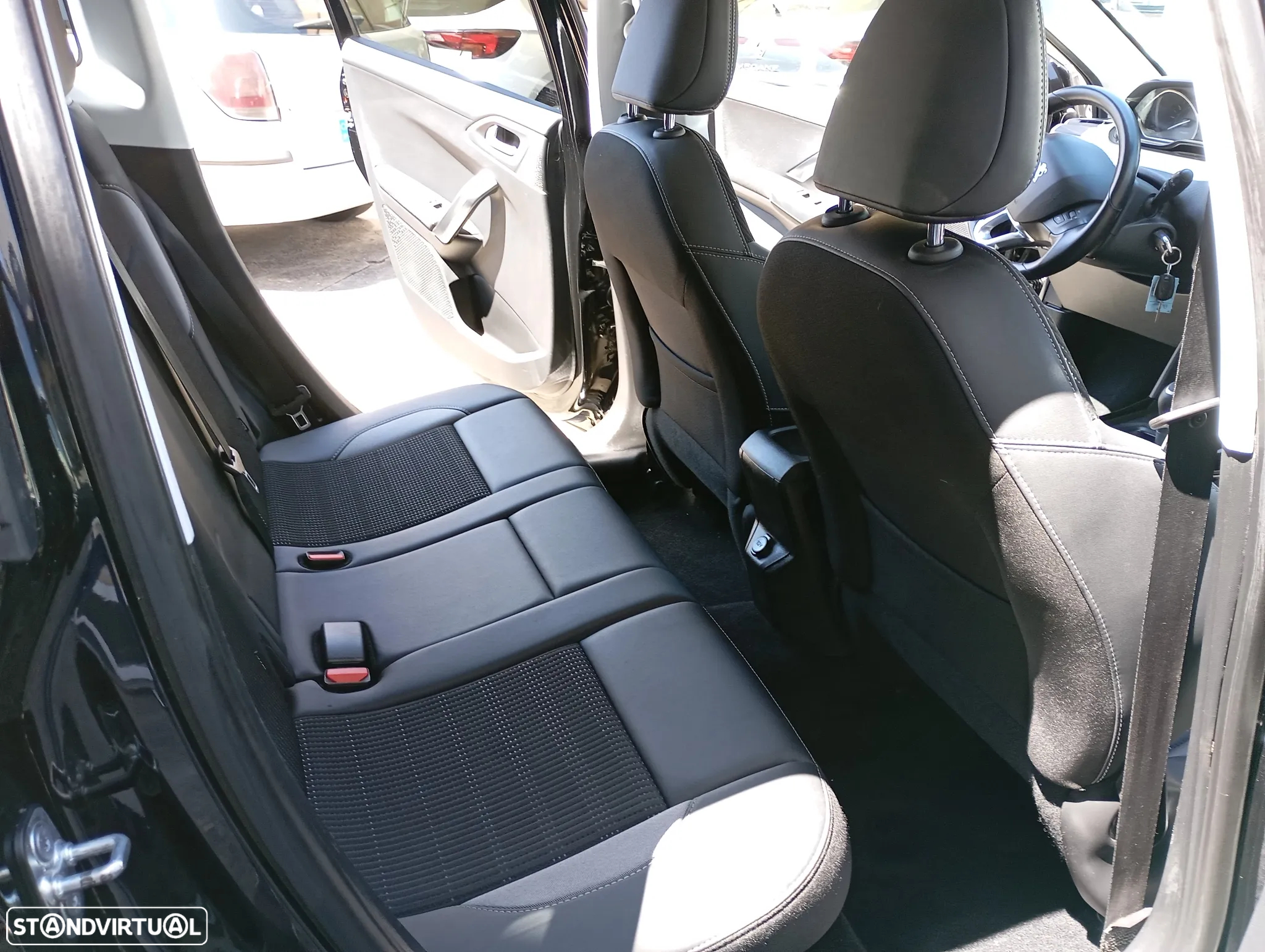 Peugeot 2008 1.2 PureTech Allure EAT6 - 12