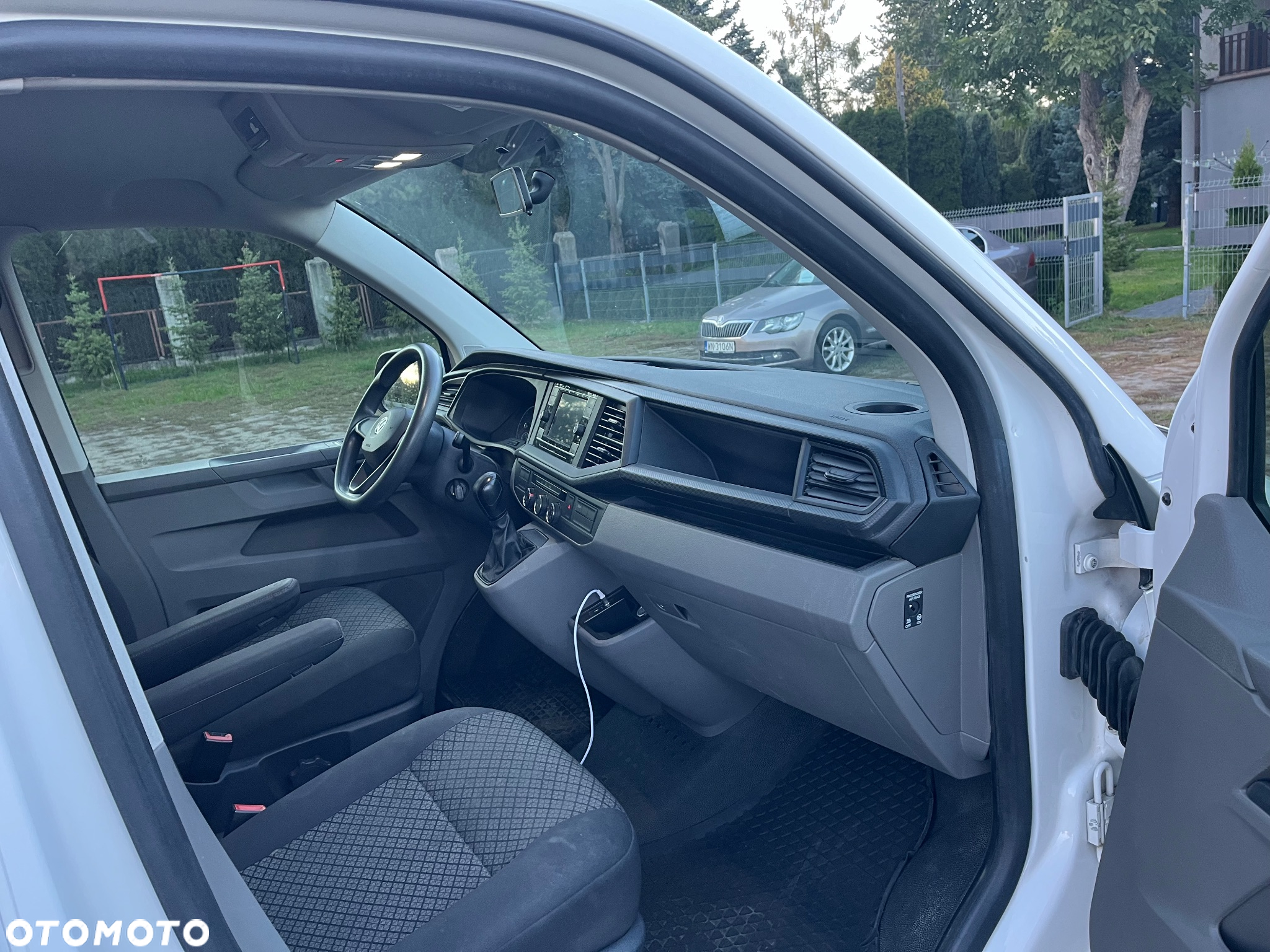 Volkswagen Caravelle - 9