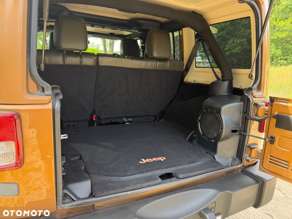 Jeep Wrangler Unlimited 3.8 Sahara - 22