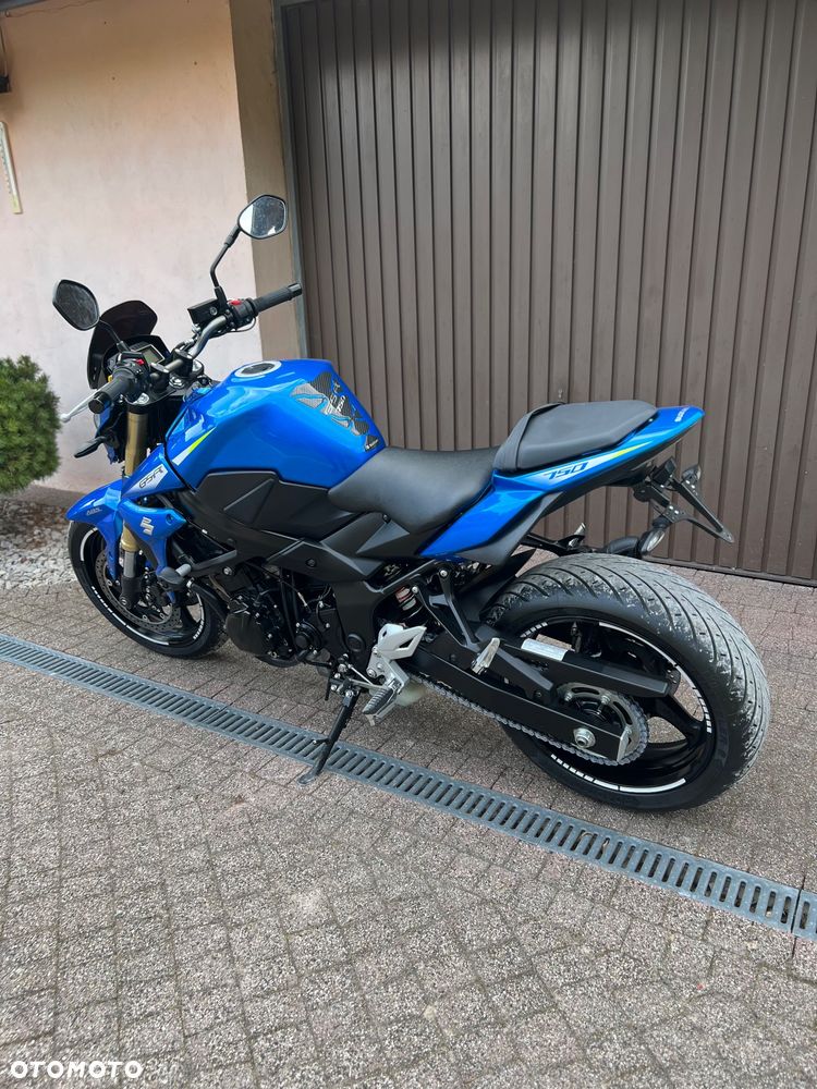 Suzuki GSR - 4