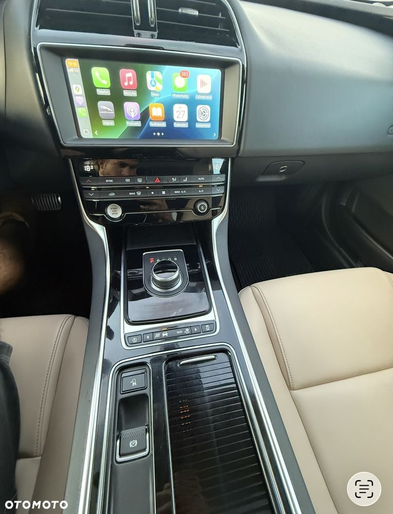 Jaguar XE 25t AWD Prestige - 12