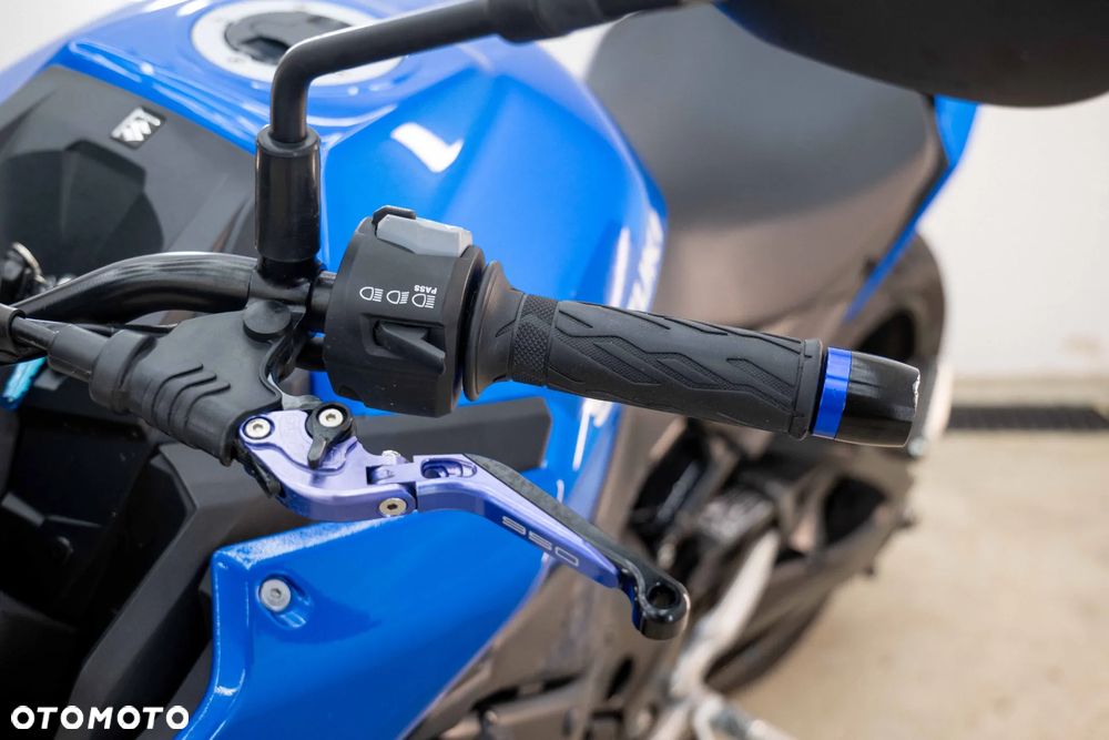 Suzuki GSX - 27