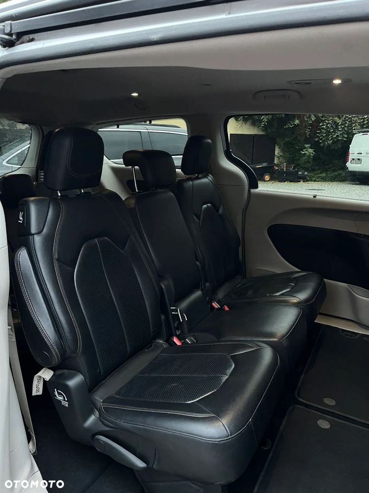 Chrysler Pacifica - 17
