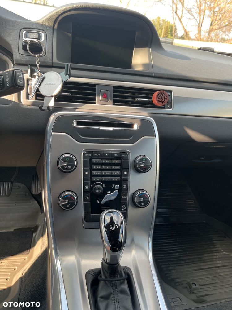 Volvo XC 70 D5 AWD Momentum - 8