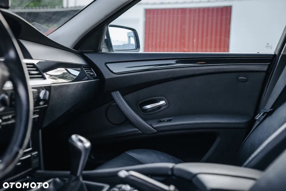 BMW Seria 5 525d Touring - 11