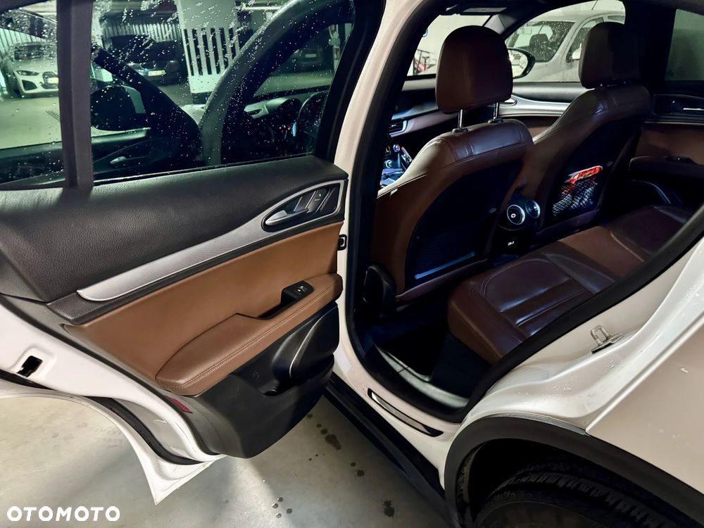 Alfa Romeo Stelvio - 17