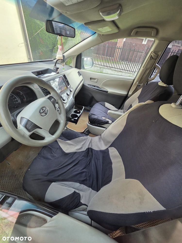 Toyota Sienna 2011 photo 4