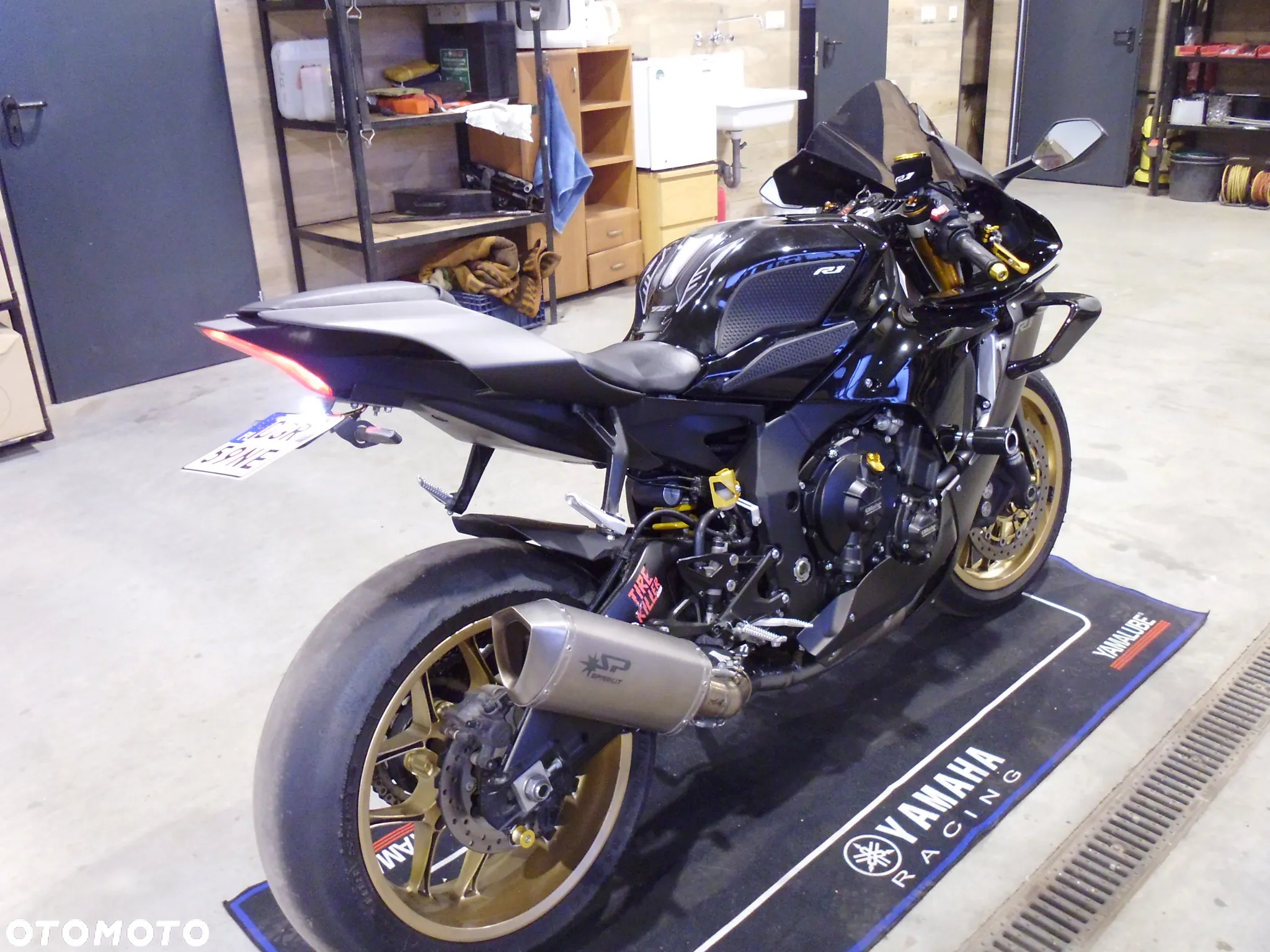 Yamaha R1 - 4