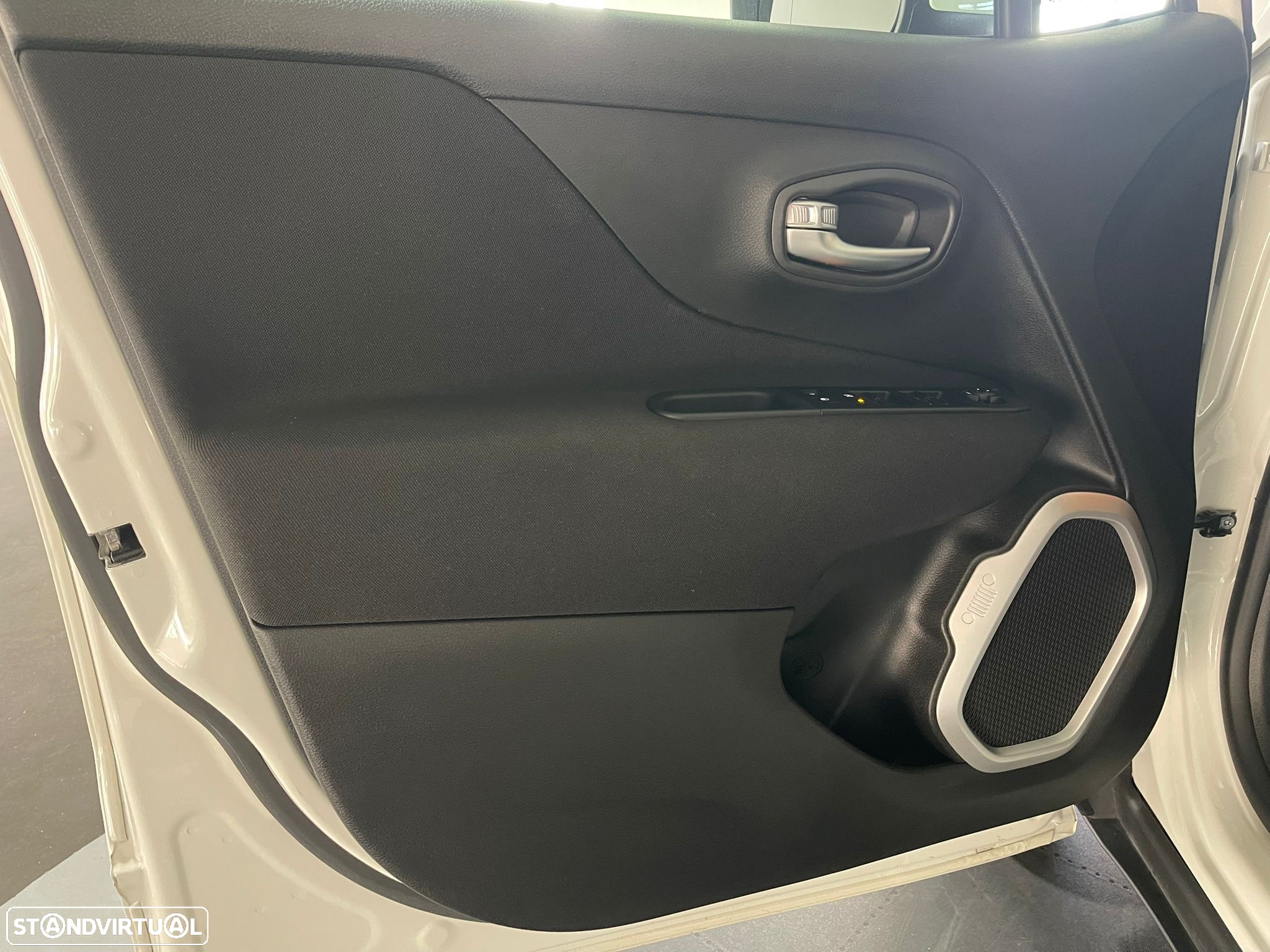 Jeep Renegade 1.0 T Limited - 8