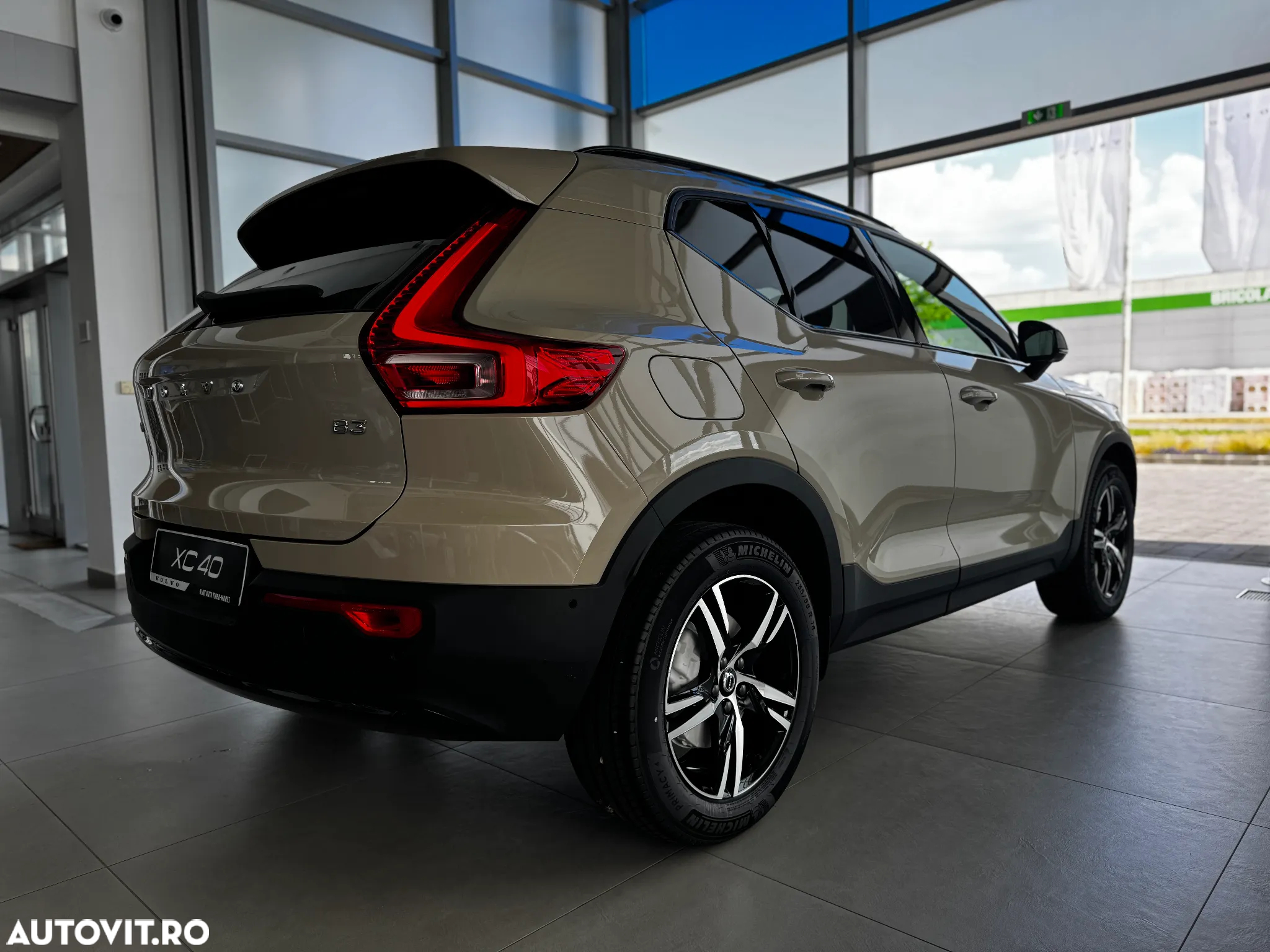 Volvo XC 40 B3 AT FWD MHEV Plus Dark - 6