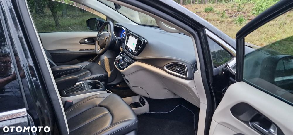 Chrysler Pacifica - 12