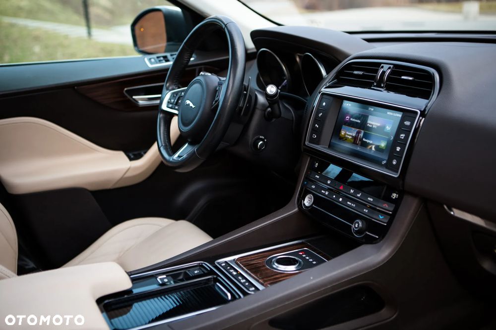 Jaguar F-Pace 25t AWD Prestige - 13