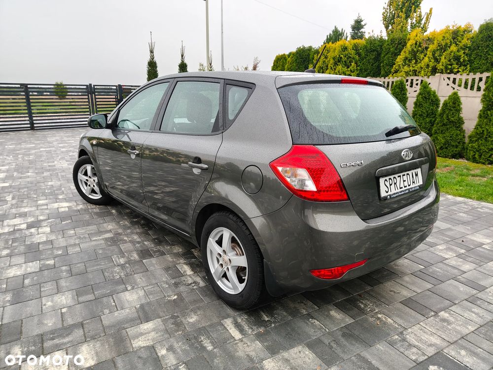 Kia Ceed - 12