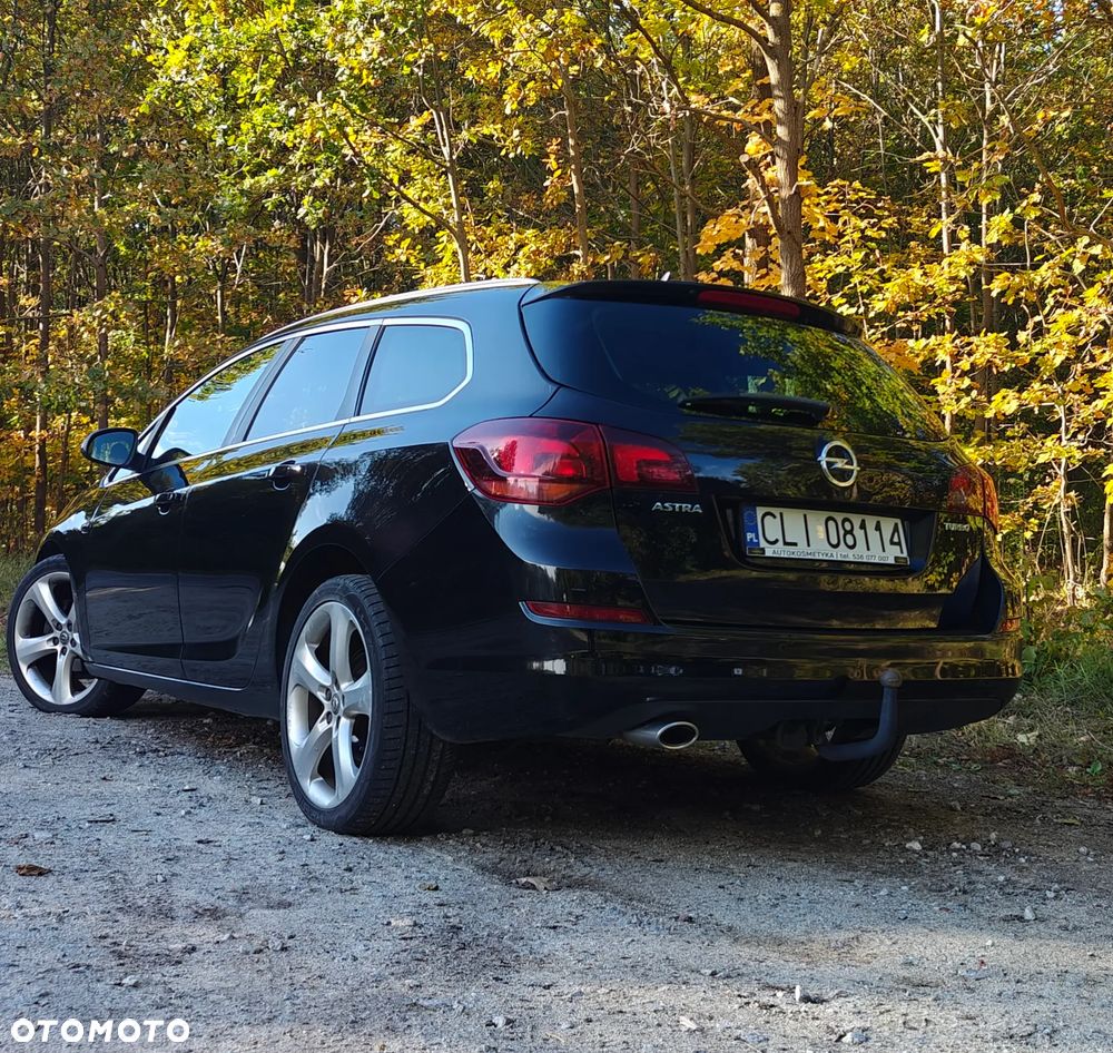 Opel Astra 2011 photo 2
