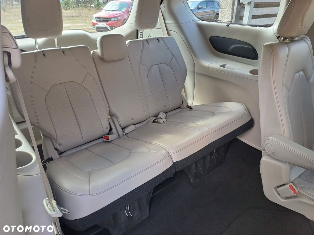 Chrysler Pacifica - 16