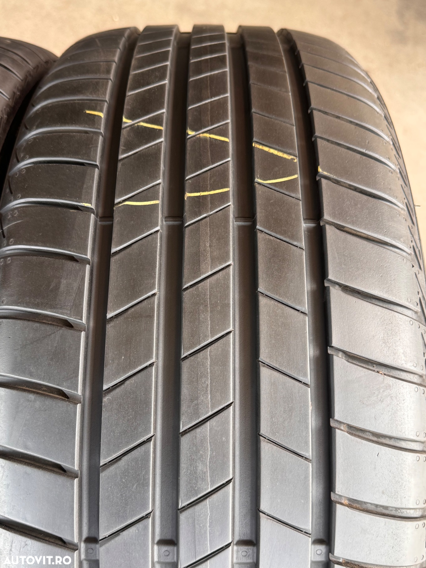 Vând 2 anvelope 235/40/19 bridgestone de vară ca noi - 4