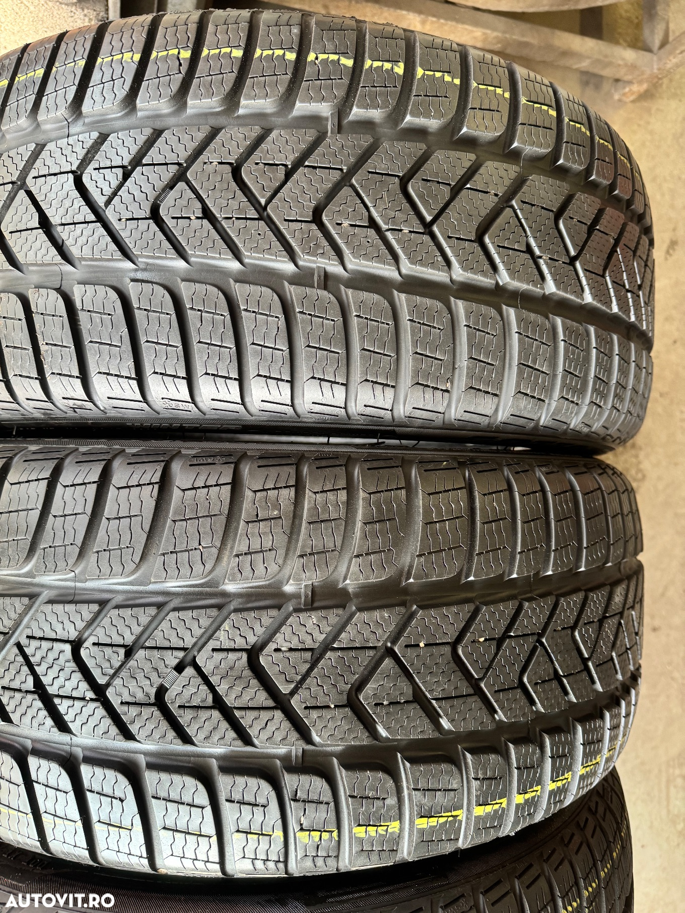 Vând 4 anvelope 235/35/19 Pirelli de iarnă ca noi - 2