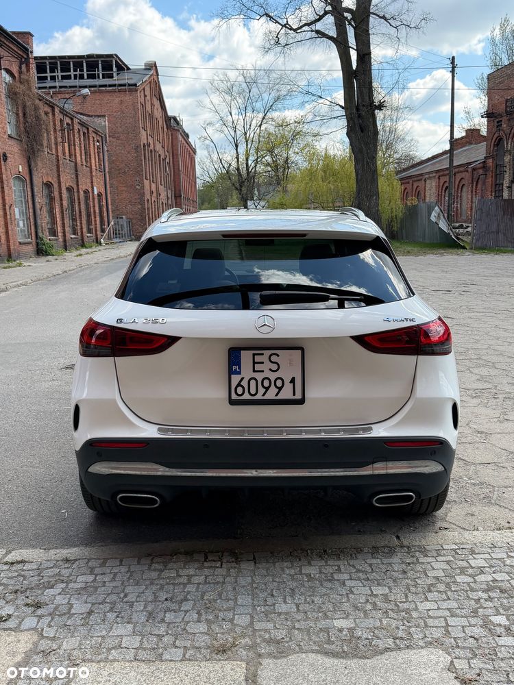 Mercedes-Benz GLA - 4
