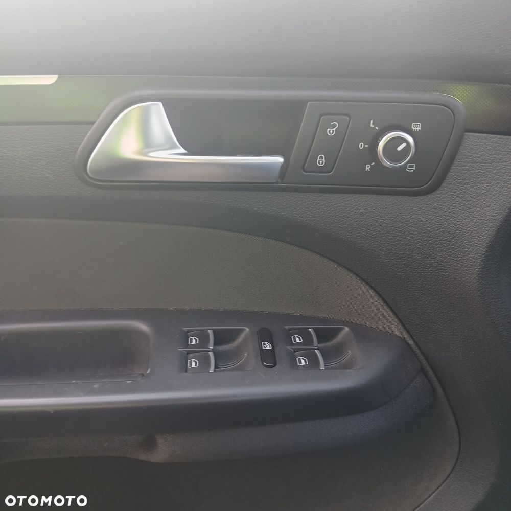 Volkswagen Touran 1.6 TDI DPF BlueMotion Technology DSG Comfortline - 19