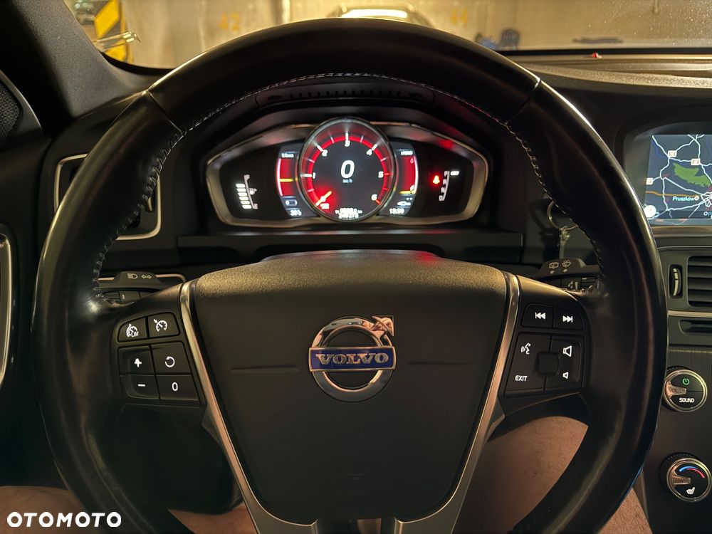 Volvo V60 D6 AWD Plug-in Hybrid Momentum - 10