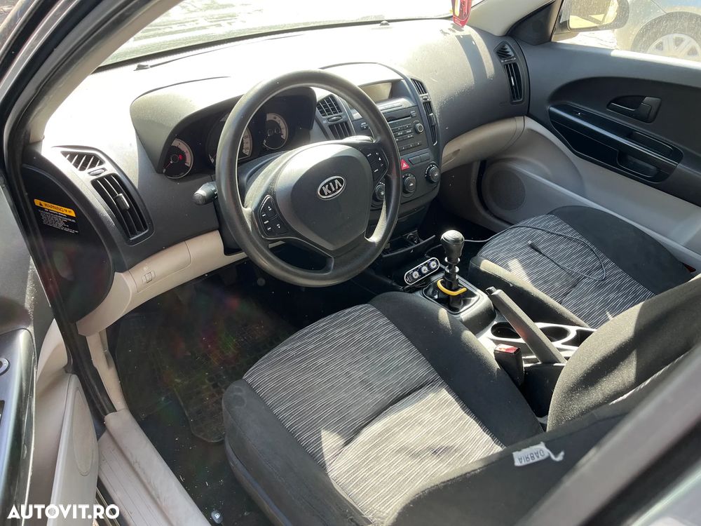 Dezmembrez KIA Ceed gri inchis 1,6 CRDI 16V 2008 66KW D4FB 161.000 km - 9