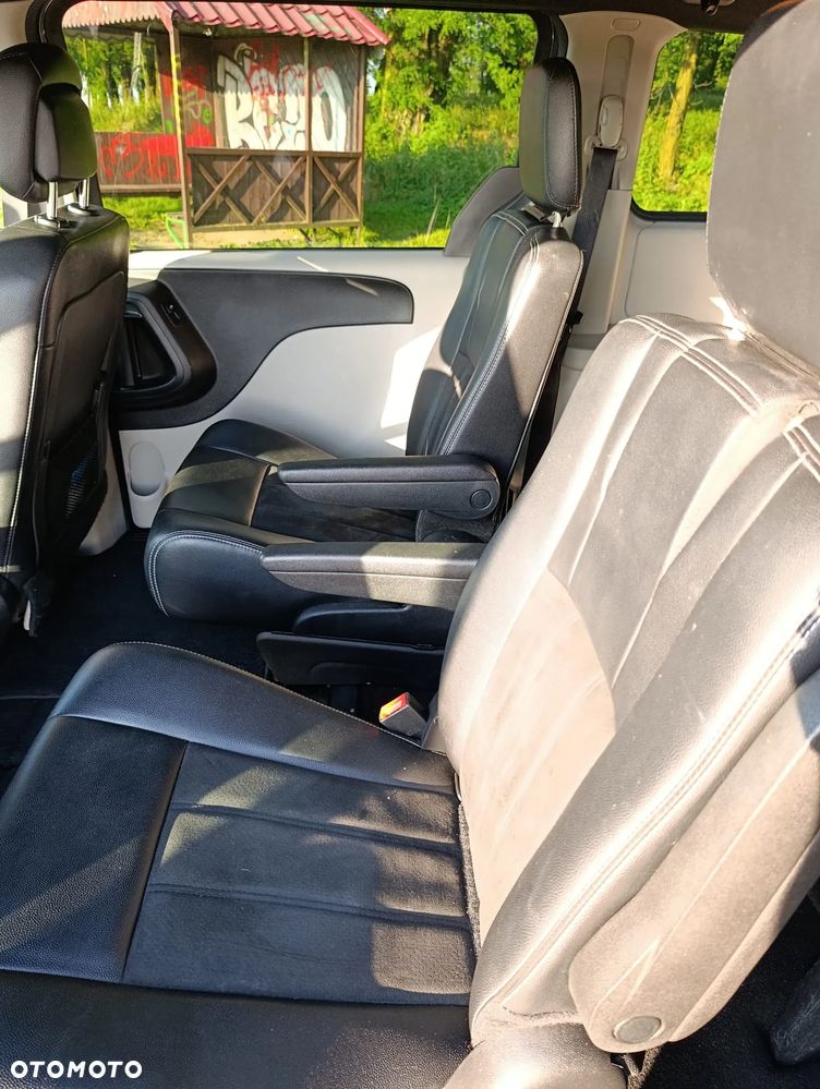 Dodge Grand Caravan - 8