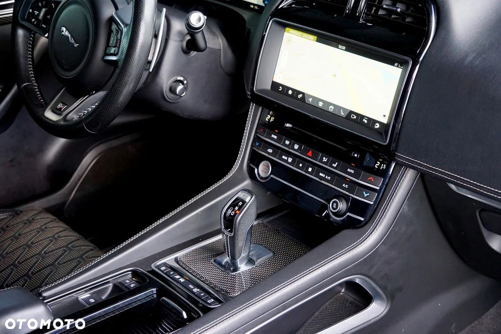 Jaguar F-Pace 5.0 V8 S/C AWD SVR - 37