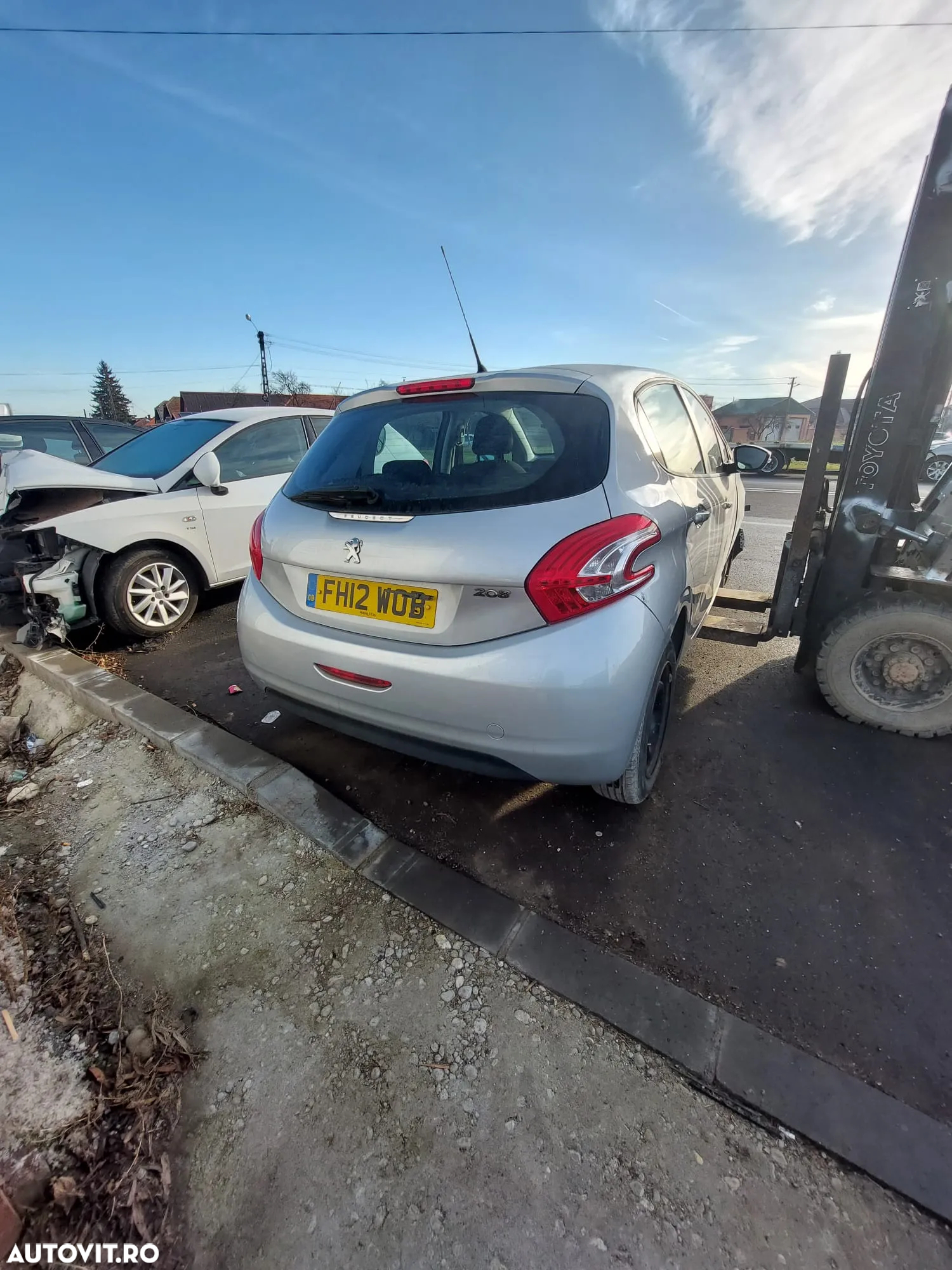 Dezmembrez Peugeot 208 1.0i - 3