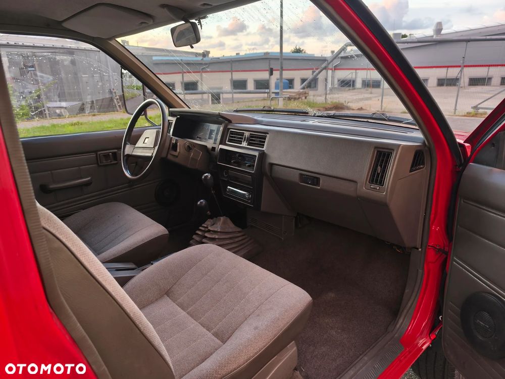 Nissan Pickup - 12