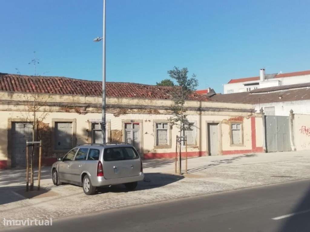 Conjunto de 3 imóveis em ruína para reabilitação no centro de Setúbal - Grande imagem: 2/20