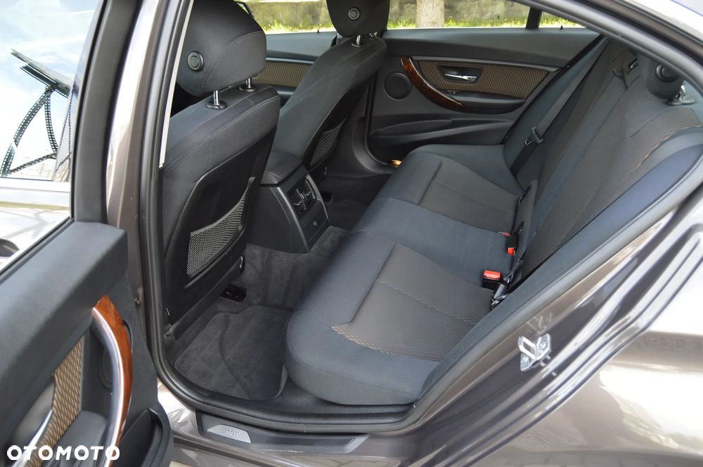 BMW Seria 3 318d Luxury Line - 33