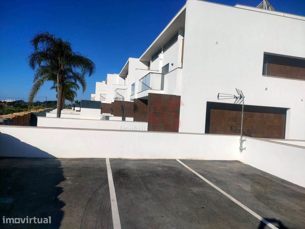 Moradia em banda T2+1, inserida em condomínio fechado em Albufeira - Grande imagem: 2/20