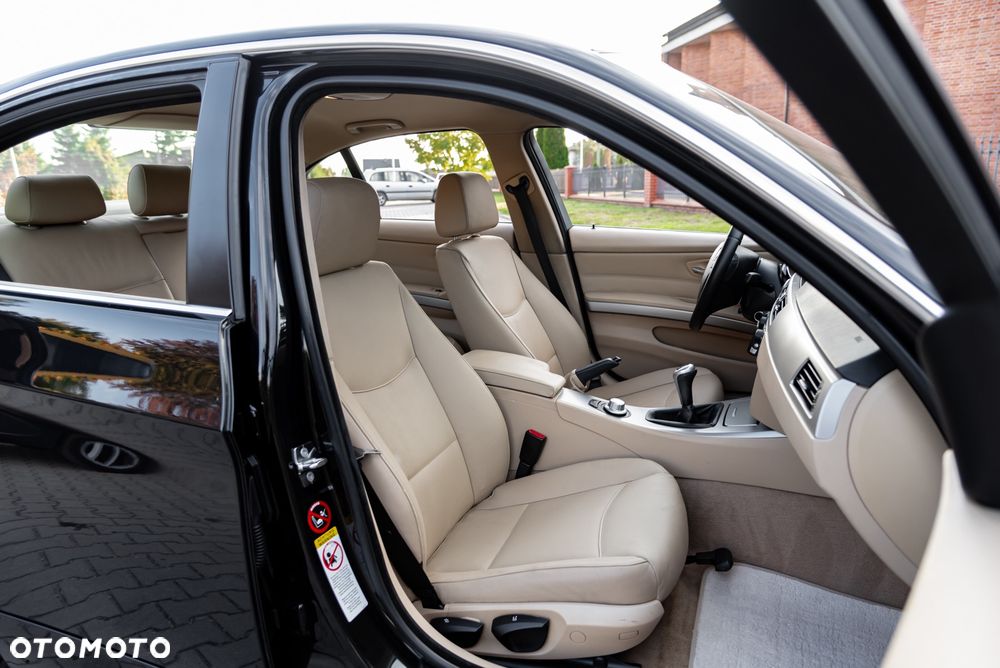 BMW Seria 3 325i - 25