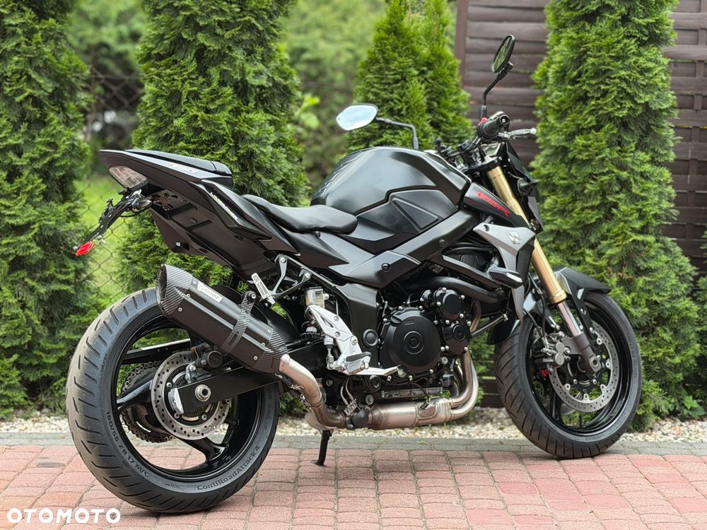 Suzuki GSR - 4