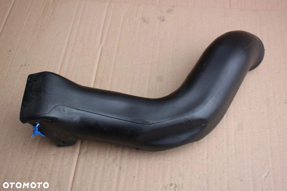 Rura kanał powietrza chłodnicy paliwa BMW e39 3.0d 2247826 - 1